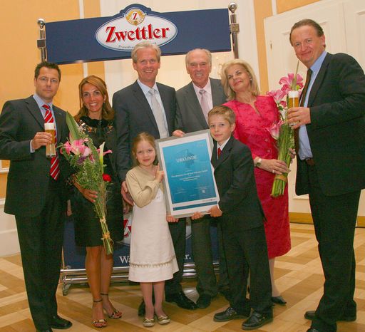 Familienunternehmen - im Bild von links nach rechts: Wirtschaftsblattredakteur Mag. Hans Pleininger, Pavlina Schwarz, Mag. Karl Schwarz, KommR Karl Schwarz, Stefanie Schwarz, Wirtschaftsblatt-Chefredakteur Dr. Wolfgang Unterhuber sowie die beiden Kinder Caroline und Charly Schwarz.