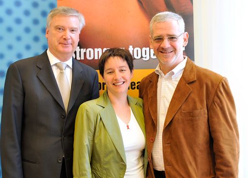 Weltweit größte internationale Konferenz zu HIV/AIDS findet 2010 in Wien statt - v.l.n.r.: SC Hon.-Prof. Dr. Robert Schlögel (Leiter der Sektion IV BMGFJ), Mag.a Sonja Wehsely (Stadrätin Wien für Gesundheit und Soziales), Dr. Julio Montaner (Präsident International AIDS Society)
http://pressefotos.at/m.php?g=1&u=1&dir=200805&e=20080516_a&a=event