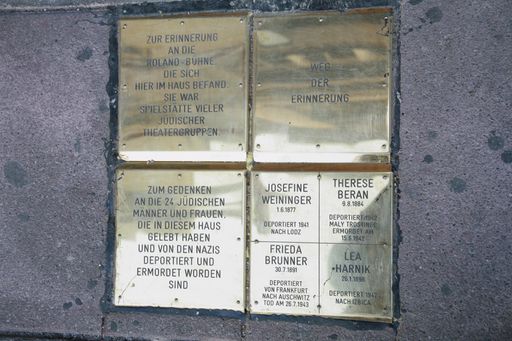 „Steine der Erinnerung“: Ein Ort des Gedenkens für Opfer des Holocaust 
abgebildet sind: "Steine der Erinnerung" vor dem Haus Praterstraße 25