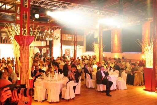 Vorschau Bild von Das Leben genießen, ganz ohne Fußball: In- und outdoor bietet das COLOSSEUM XXI viel Platz zum Bespielen mit eigenen Ideen - für private Sommerfeste ab 20 Personen bis zu XL-Events, wie hier in der ARENA mit angeschlossener Lounge.