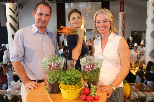  "Kinderleicht kochen" . Sarah Wiener und Nachwuchsköche zeigten, wie es geht. v.l.n.r.: Mag. Josef Siess (Vorstand BILLA), Sarah Wiener (Starköchin),  Mag. Martina Hörmer (Geschäftsführerin Ja! Natürlich)
http://pressefotos.at/m.php?g=1&u=52&dir=200805&e=20080517_r&a=event