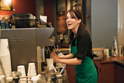 Starbucks Partner bei der Kaffee-Zubereitung