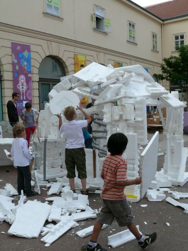 Vorschau Bild von Kinderprogramm: Kinder bauen bei Styrowelt neue Räume aus alter Verpackung