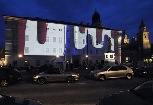 Vorschau Bild von Lichtinstallation von Elisabeth Leberbauer auf der 60 Meter breiten Fassade der Neuen Residenz in Salzburg