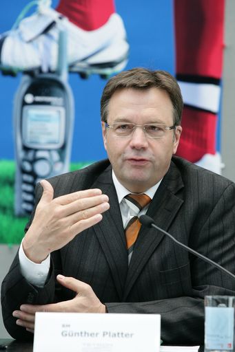 Vorschau Bild von Digital am Ball. Österreichs Blaulichtorganisationen funken während der Europameisterschaft mit dem modernsten Behördenfunknetz-Standard Europas: Günther Platter; Bundesminister für Inneres
Weitere Bilder unter:
http://pressefotos.at/m.php?g=1&u=58&dir=200805&e=20080519_t&a=event