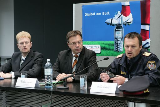 Digital am Ball. Österreichs Blaulichtorganisationen funken während der Europameisterschaft mit dem modernsten Behördenfunknetz-Standard Europas. Im Bild v.l.n.r.: DI Albert Schauer; MBA (Geschäftsführer Tetron) - Günther Platter (Bundesminister für Inneres) - Oskar Gallop (Landespolizeikommandant Tirol).
Weitere Bilder unter:
http://pressefotos.at/m.php?g=1&u=58&dir=200805&e=20080519_t&a=event