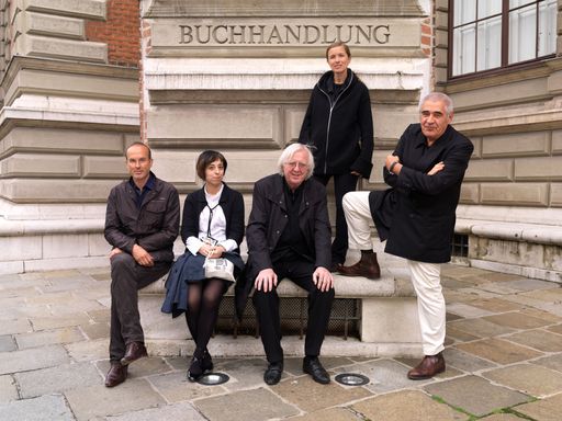  Juryteam MAK-Schindler Stipendien 2008 (v.l.n.r.):
Erwin Wurm (Künstler, Wien), Xenia Kalpaktsoglou (Co-Director The Athens Biennial, Athen), Gerhard Johann Lischka (Kulturphilosoph, Bern), Andrea Lenardin Madden (Architektin, Los Angeles) und Peter Noever (Direktor MAK, Wien).