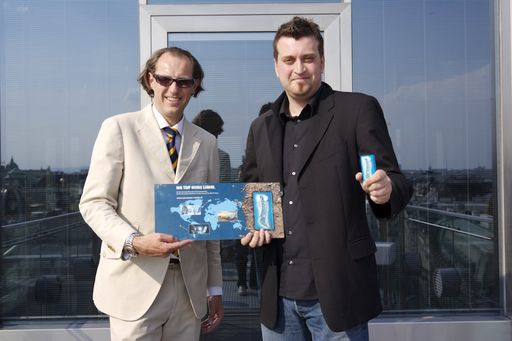  Wrigley's Austria - im Bild (von li. nach re.): Hans-Pichler, Marketingdirektor Wrigley's, Gewinner Markus S. Die Verwendung dieses Bildes ist für redaktionelle Zwecke honorarfrei. 
Abdruck bitte unter Quellenangabe: "obs/ADAM: Health Public Relations "