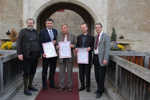 Der Award of Tourism 2008 der Österreichischen Tourismusakademie wurde an die Aqualux Therme vergeben. Foto, vlnr: Prof. Horst May von der Österr. Tourismusakademie, Baumeister DI Hartwig Holweg (PORR), Bürgermeister Johann Straner (Aqualux Therme Fohnsdorf), Titus Pernthaler (Architekurbüro Pernthaler) und Mag. Dr. Otto Weihs (Österr. Tourismusakademie)