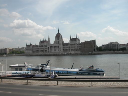  Die PannonWings Anlegestelle gegenüber das Parlament in Budapest