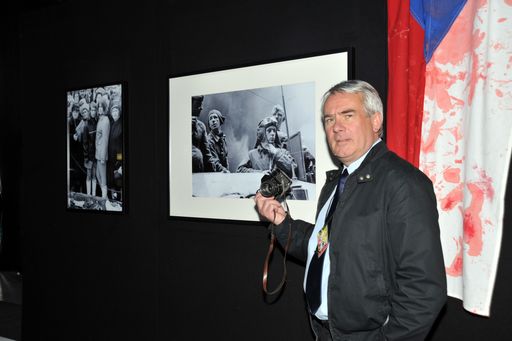 Der tschechische Fotograf Milan Linhart vor seinen bisher unveröffentlichten Aufnahmen von der Niederschlagung des Prager Frühlings