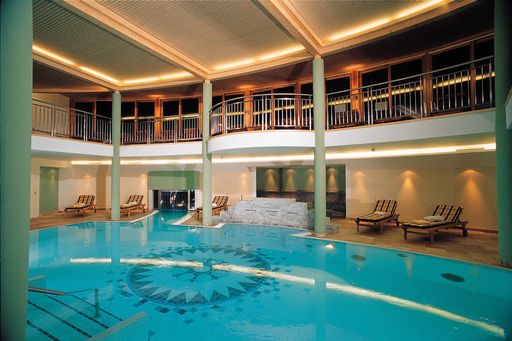 Thermal-Innenbecken mit Schwimmschleuse nach außen und Liegegalerie.