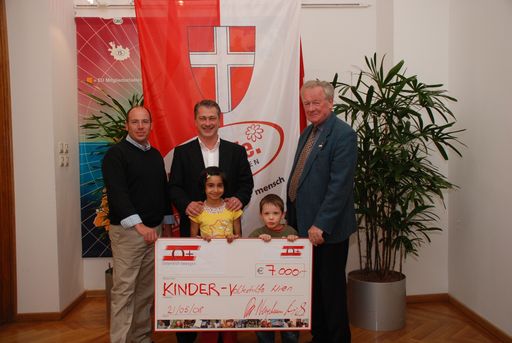 Daniel Svacina, Leiter Wohngemeinschaften 10, 11, 12, Ö-Plus-Vorsitzender Dr. Michael Neugebauer, Volkshilfe Wien-Vorsitzender und 1. Landtagspräsident Johann Hatzl und zwei Kinder der Wohngemeinschaft 12