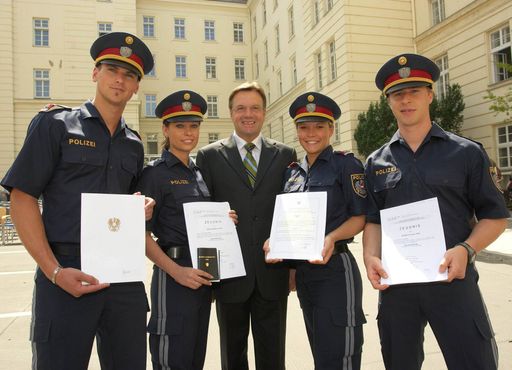 Copyright: BMI/Alexander TUMA, 27.05.2008 Wien, Günther PLATTER und Polizisten, Polizistinnen, Ausmusterung und Angelobung neuer Polizisten und Polistinen in Wien