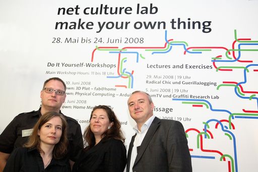 Von links nach rechts:Gerin Trautenberger, Kurator net culture lab; Andrea Mayr-Stalder, Kuratorin net culture lab; Nicoletta Blacher, Ars Electronica, Leiterin des Museums der Zukunft; Martin Bredl, Leiter Kommunikation Telekom Austria TA AG bei der Pressekonferenz zur Ausstellungseröffnung "net culture lab - make your own thing" im net.culture.space.