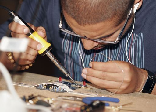 Vorschau Bild von Im  Rahmen der Ausstellung "net culture lab - make your own thing" im net.culture.space kann in "Do It Yourself" - Workshops selber gelötet, programmiert und gebastelt werden.