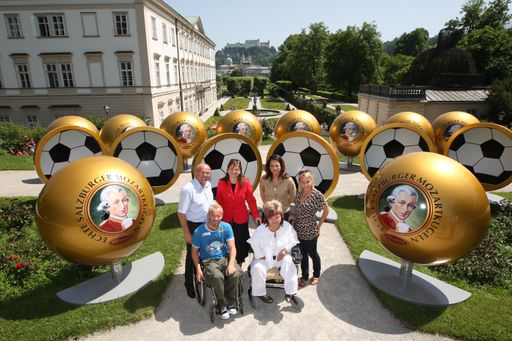  Im Bild: hinten v.l.: David Zwilling, Susanne Riess Passer, Vera Russwurm und Mirjam Weichselbraun; vorne: Thomas Geierspichler und Marianne Hengl. Weitere Bilder unter:
http://pressefotos.at/m.php?g=1&u=62&dir=200805&e=20080527_k&a=event
