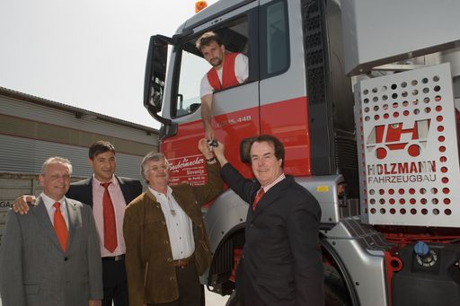 Am Dienstag, dem 27. Mai 2008 übernahm Saubermacher den ersten MAN Vierachs-Lkw mit Euro5 Motorisierung.
vlnr.: Franz Hengsberger Vertriebsleiter MAN, Walter Schiefer Technische Betriebsleitung international Saubermacher, Franz Holzmann - Holzmann Fahrzeugbau,
Hans Roth Vorstand Saubermacher Dienstleistungs AG bei der feierlichen Übergabe an den Fahrer
http://pressefotos.at/m.php?g=1&u=55&dir=200805&e=20080527_s&a=event