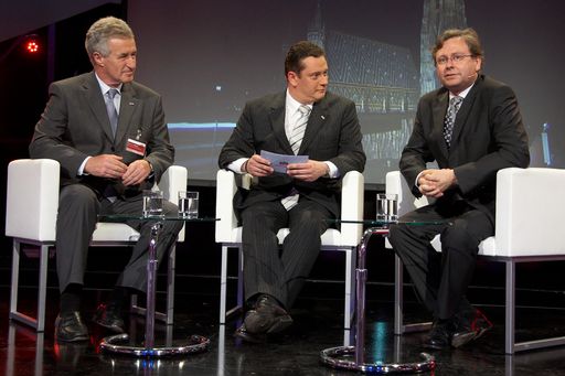 Vorschau Bild von Im Zentrum: (v.l.n.r.) APA-Geschäftsführer Wolfgang Vyslozil, APA-Chefredakteur Michael Lang und ORF-Generaldirektor Alexander Wrabetz am gestern, Dienstag, während des APA-OnlineTages der APA - Austria Presse Agentur im ORF-Zentrum in Wien.