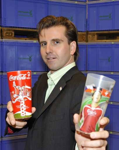  Christian Chytil, CEO von Cup Concept, präsentiert die umweltfreundlichen und praktischen Mehrwegbecher