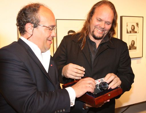  Dr. Andreas Kaufmann (links), Eigentümer der Leica Camera AG, übergibt Camilo Guevara eine "Leica M8 Chrom"; Abdruck honorarfrei bei Namensnennung