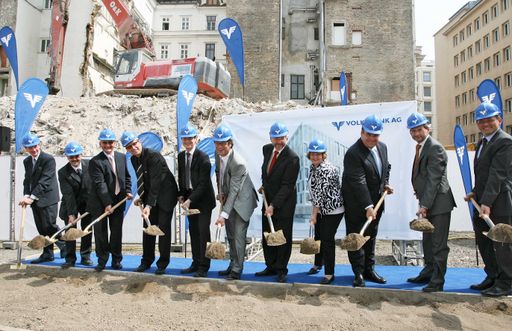 Im Bild v.l.n.r.: v.l.n.r.: Mag. Harald Posch und Dr. Christian Reithuber (GF Volksbank 3V-Immobilien Errichtungs-GmbH), Mag Wolfgang Perdich (Vorstandsdirektor der Volksbank AG), DI Josef Gasser (Firma Lieb Bau Weiz), Dr. Walter Zandanell (Aufsichtsratspräsident der Volksbank AG), Architekt Prof. Mag.
Carsten Roth, DI Rudolf Schicker (SR für Stadtentwicklung und Verkehr), Martina Malyar (BV 9. Bez.), Franz Pinkl (GD der Volksbank AG), Dr. Johannes Hahn (BM für Wissenschaft und Forschung), Prok. Bmst. Ing. Günter Köber (Firma STRABAG).

Weitere Bilder abrufbar unter:
http://pressefotos.at/m.php?g=1&u=52&dir=200805&e=20080528_v&a=event