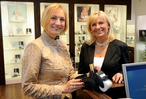 First Data-Chefin Karin Skarek (im Bild links) und Frau Renate Müller am FirstPOS Terminal bei Juwelier Müller in Wien 18.