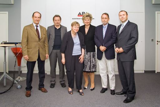 v.l.n.r.: Dir. Konrad Tretter (APA), Hans Zahnhausen (G. Eisenbacher GmbH), Brigitte Eisenbacher, Waltraud Wiedermann (APA-DeFacto GmbH), Günter Eisenbacher und Peter Kropsch (APA)