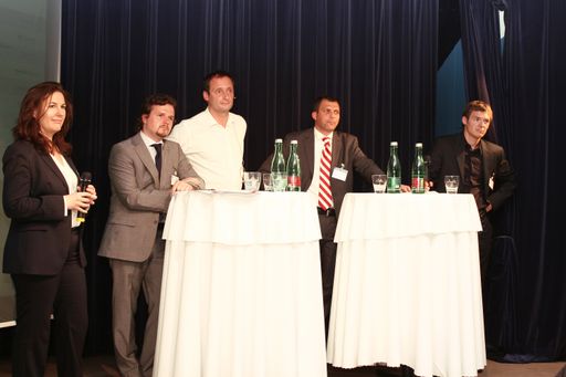Bei der APA-EBC-Veranstaltung gestern, Donnerstagabend, im Wiener Haus der Musik, diskutierten Expertinnen und Experten über Zukunft und Chancen von Handy-TV (v.l.n.r.): Silvia Kienberger (Benmark), Robert Schweinzer (APA-MultiMedia), Otto Petrovic (evolaris), Andreas Martin (Hutchison 3G) und Christian Nemeth (ONE).