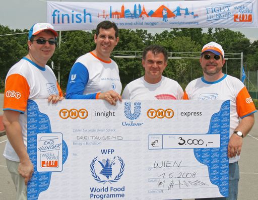 Vorschau Bild von Walk the World 2008 Scheckübergabe: v. li.: Erich Neuwirth (TNT Express), Dr. Alfred Schrott (Unilever), Anton Dampier (Sportunion Wien), Thomas Bauer (TNT Innight)