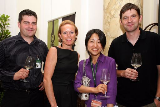 Vorschau Bild von vlnr. Die Geschäftsführerin des Messeveranstalters MAC Hoffman, Mag.
Alexandra Graski-Hoffmann, neben asiatischer Weinexpertin, flankiert von Winzer Herbert Studeny (li) und Winzer Wolfgang Seher
