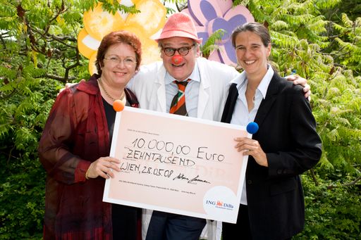  Scheckübergabe - im Bild (v.l.n.r.): Liane Steiner, Dr. Seltsam, Katharina Herrmann