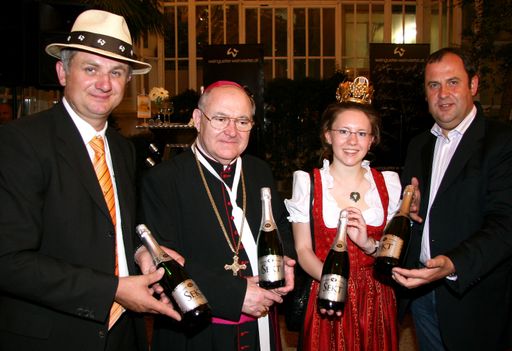  Manfred Zöhrer, Winzer und Obmann der weingueter-weinviertel.at-Winzervereinigung mit Probst Bernhard Backovsky, Vize-Weinkönigin Birgit Gassler und Bundesminister Dipl.-Ing. Josef Pröll (vlnr).