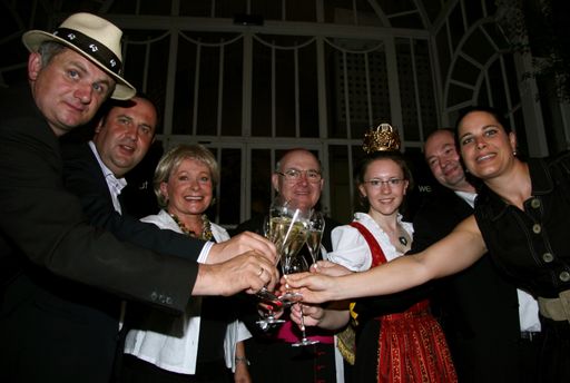 Vorschau Bild von Gruppenbild mit Sekt: Manfred Zöhrer, Winzer und Obmann der weingueter-weinviertel.at-Winzervereinigung, Bundesminister Dipl.-Ing. Josef Pröll, Sekt-Taufpatin Brigitte Neumeister, Probst Bernhard Backovsky, Vize-Weinkönigin Birgit Gassler, Sektproduzent Norbert Szigeti, Weinflüsterer Elisabeth Eder (vlnr).