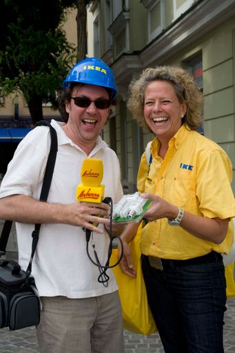  IKEA hat am Montag im Zuge einer Überraschungsaktion 30.000 Gratis- Energiesparlampen in Klagenfurt verteilt.
