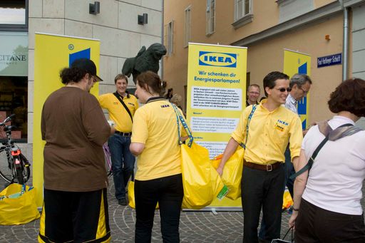 Vorschau Bild von IKEA hat am Montag im Zuge einer Überraschungsaktion 30.000 Gratis- Energiesparlampen in Klagenfurt verteilt.