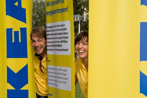 Vorschau Bild von IKEA hat am Montag im Zuge einer Überraschungsaktion 30.000 Gratis- Energiesparlampen in Klagenfurt verteilt.