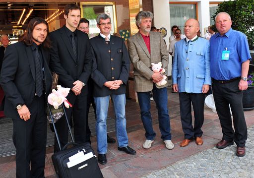 Vorschau Bild von v.l.n.r. - Teamkapitän Tomás Ujfalusi, Petr Czech, Bürgermeister von Seefeld Mag. Werner Friesser, Bürgermeister von Reith b. Seefeld, TVB Obmann Fritz Kaltschmid, Sportsekretär Otmar Sommer.