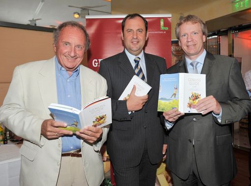 Genuss Guide 2008 - Willy Lehmann und Fritz Stifsohn präsentieren die besten Geschäfte für Genuss- und Lebensmittel, v.l.n.r.: Fritz Stifsohn (Herausgeber), BM Josef Pröll (Lebensministerium), Willy Lehmann (Herausgeber)
http://pressefotos.at/m.php?g=1&u=1&dir=200806&e=20080602_g&a=event