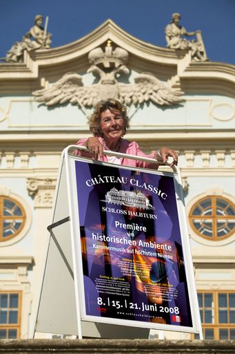Baronin Marietheres Waldbott freut sich, außergewöhnliche Künstler für das Projekt gewonnen zu haben.