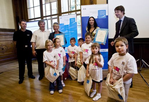  Die Kindergartenkinder aus Launegg freuen sich über den ersten Preis: Ein SMART Board der Firma Smart Technologies.
V.l.n.r.: Repräsentanten der Firma Smart Technologies, Kindergartenpädagoginnen, Kinder des Kindergarten, Ernst Gesslbauer (Leiter der Nationalagentur Lebenslanges Lernen)