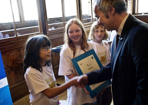 Vorschau Bild von Die Kinder der Volksschule Zöblen nehmen erwartungsvoll den zweiten Preis entgegen. V.l.n.r. : Kinder der Volksschule, Ministerialrat Karl Lehnner (BMUKK)