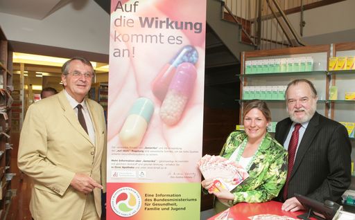 "Auf die Wirkung kommt es an" - Kdolsky präsentiert Informationsoffensive zu Generika; Dr. Erich Laminger (Hauptverband, Vorsitzender des Verbandsvorstandes), Bundesministerin Dr. Andrea Kdolsky (Bundesministerin für Gesundheit, Familie und Jugend),
Mag.pharm. Heinrich Burggasser (Präsident der Österreichischen Apothekerkammer)