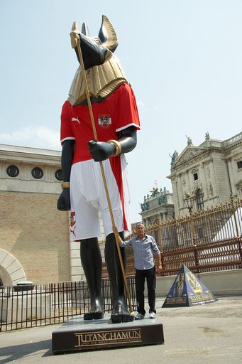  Michael Konsel vor der Anubis Statue.

Weitere Bilder abrufbar unter:
http://pressefotos.at/m.php?g=1&dir=200806&u=43&e=20080603_t&a=event
