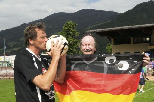 Dr. Bernd Gmehlin, der Mannschaftskapitän der deutschen Bürgermeister, küsst den Ball nicht umsonst - er ist Europameister.