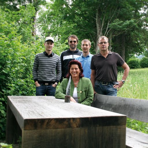 Die Söller Repräsentanten des TVB Wilder Kaiser - Ortsobfrau Herta Strasser (vorne), Büroleiter Gabriel Eder (2.v.r.) und Vorstandsmitglied Andreas Koller (1.v.r) freuten sich gemeinsam mit Martin Kastner (derbauer, 2.v.l.) und Michael Hausberger (derknecht, 1.v.l.) über die Auszeichnung und bedankten sich bei der Gemeinde Söll für die tatkräftige Unterstützung des Projektes.