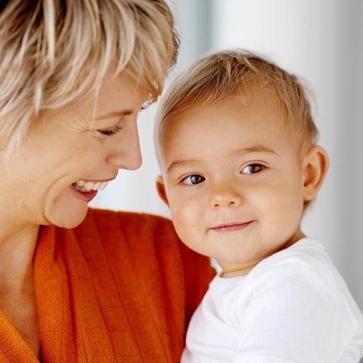 Im Jänner 2008 reihte die WHO Pneumokokken-Infektionen auf Platz 1 jener Erkrankungen, die weltweit den größten Schaden anrichten und die durch eine Impfung vermeidbar wären. Jetzt erteilte die US-Gesundheitsbehörde FDA (Food and Drug Administration) einem neuen Pneumokokken-Impfstoff des Biotech-Unternehmens Wyeth den "Fast-Track Status."  Dadurch wird ein deutlich beschleunigtes Zulassungsverfahren ermöglicht.