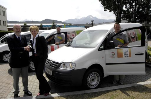 Brigitte Schüßler, Leiterin Supply & Resource Management von Telekom Austria TA AG, und Kurt Haring, technischer Geschäftsführer der TIGAS-Erdgas Tirol GmbH, freuen sich über den Einsatz der zehn neuen Erdgasautos bei Telekom Austria in Innsbruck.
