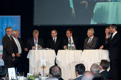  Eine hochkarätig besetzte Runde diskutierte "Gedanken zu 125 Jahre OVE" unter der Moderation von Mag. R. Rafreider
