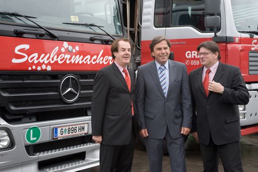 Im Bild v.l.n.r.: Hans Roth (Vorstandssprecher Saubermacher), LH Franz Voves, Frank Dicker (Vorstand Saubermacher) bei der Führung durch die Sortieranlage von Saubermacher.

Weitere Bilder abrufbar unter:
http://pressefotos.at/m.php?g=1&u=55&dir=200806&e=20080604_s&a=event